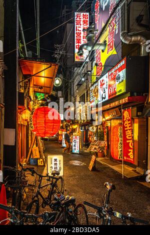 Osaka, Japan, August 2019 - Nachtansicht einer ruhigen Straße in Osaka in der Nähe der Dotonbori-Gegend voller traditioneller japanischer Restaurants und farbenfroher Laternen Stockfoto