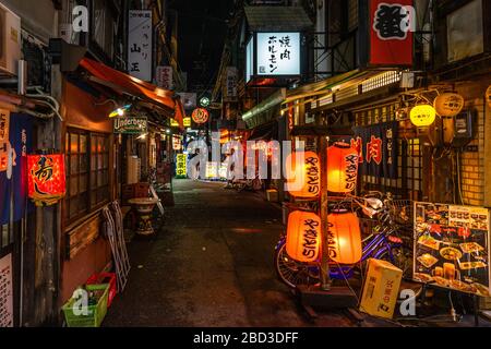 Osaka, Japan, August 2019 - Nachtansicht einer ruhigen Straße in Osaka in der Nähe der Dotonbori-Gegend voller traditioneller japanischer Restaurants und farbenfroher Laternen Stockfoto