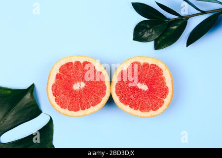 Frische Rote Grapefruit Slice Auf Blauem Hintergrund Stockfoto