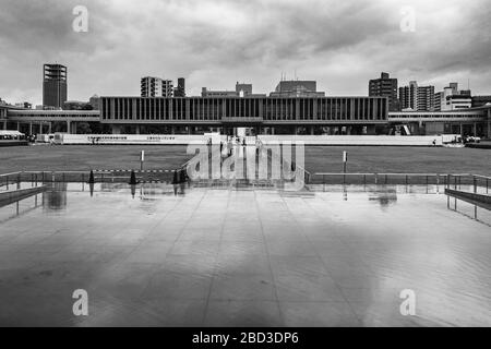 Schwarz-Weiß-Bild des Friedensdenkmals von Hiroshima, entworfen vom japanischen Architekten Kenzo Tange. Hiroshima, Japan, August 2019 Stockfoto