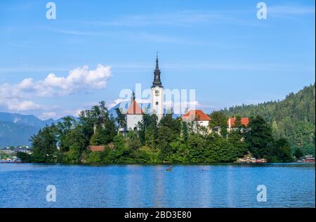 Wundervolle Aussicht auf den Bleder See mit der Mariä Himmelfahrt gewidmeten Kirche auf einer kleinen Insel, Julischen Alpen, Slowenien Stockfoto