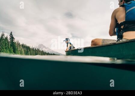 Ein junges Mädchen fährt mit ihrem Vater in einem Kanu auf dem Lost Lake in Oregon. Stockfoto