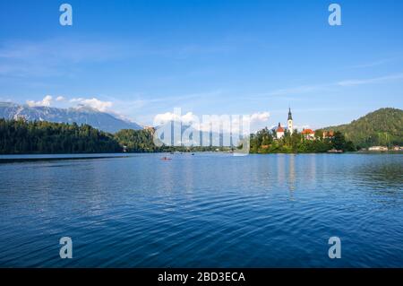 Wundervolle Aussicht auf den Bleder See mit der Mariä Himmelfahrt gewidmeten Kirche auf einer kleinen Insel, Julischen Alpen, Slowenien Stockfoto