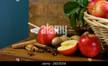 Frische frische rote Royal Gala-Äpfel mit Honig und Gewürzen zum Kochen und Backen, mit negativem Kopierraum. Stockfoto