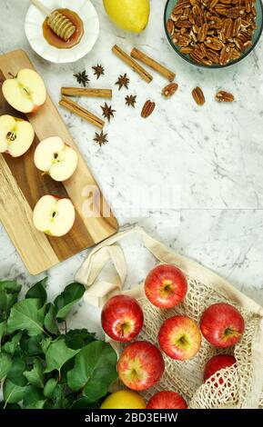 Frische frische frische rote Royal Gala-Äpfel mit Honig und Gewürzen Vorbereitung zum Kochen und Backen kreatives Konzept flacher Lay. Feiertagsbacken. Stockfoto