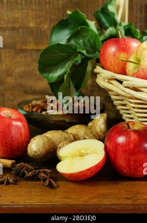 Frische frische rote Royal Gala-Äpfel mit Honig und Gewürzen zum Kochen und Backen, mit negativem Kopierraum. Stockfoto
