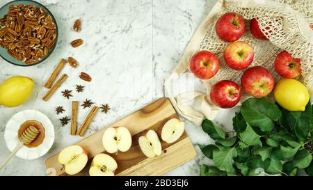 Frische frische frische rote Royal Gala-Äpfel mit Honig und Gewürzen Vorbereitung zum Kochen und Backen kreatives Konzept flacher Lay. Feiertagsbacken. Stockfoto