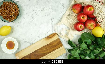 Frische frische frische rote Royal Gala-Äpfel mit Honig und Gewürzen Vorbereitung zum Kochen und Backen kreatives Konzept flacher Lay. Negativer Kopierbereich. Stockfoto