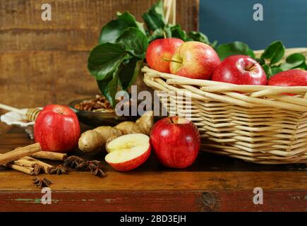 Frische frische rote Royal Gala-Äpfel mit Honig und Gewürzen zum Kochen und Backen, mit negativem Kopierraum. Stockfoto