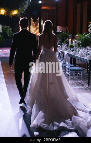 Das Brautpaar läuft nebeneinander und Hand in Hand. Stockfoto