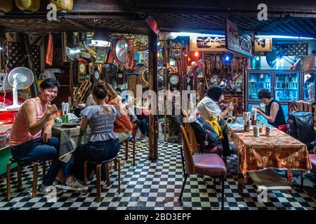 Osaka, Japan, August 2019 - Gäste, die in einer typischen Taverne im Viertel Shinsekai speisen, die traditionelle japanische Küche serviert Stockfoto