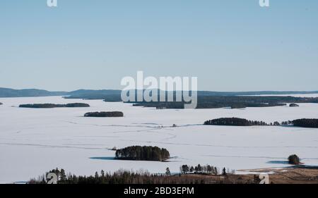 Blick über die Berge und die zugefrorene ostsee in Nordschweden Stockfoto