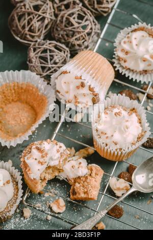 Hausgemachte Karotten Cupcakes mit Creme Cheese Frosting. Gemüse, Muffins. Stockfoto
