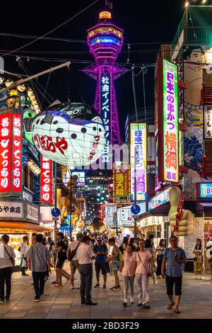 Osaka, Japan, August 2019 - Nachtansicht von Shinsekai, einem typischen Retro-Viertel rund um den Tsutenkaku Tower und berühmt für günstige Restaurants Stockfoto