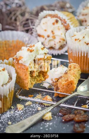 Hausgemachte Karotten Cupcakes mit Creme Cheese Frosting. Gemüse, Muffins. Stockfoto