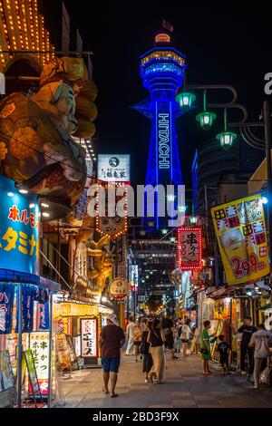 Osaka, Japan, August 2019 - Blick auf den Stadtteil Shinsekai mit dem Tsutenkaku Tower und der riesigen Puffer-Fischlaterne Stockfoto