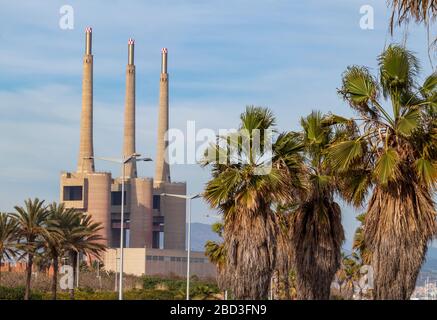 Fabriken, Palmen und Graffiti vor der Tür mitten in der Stadt Stockfoto