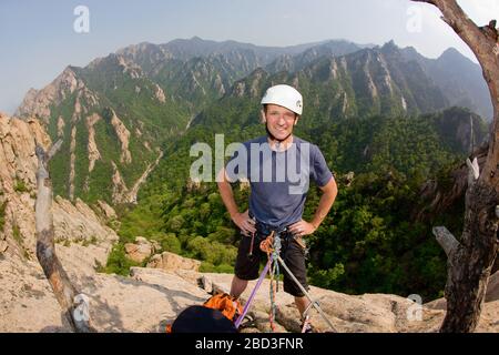 Männlicher Kletterer am Stand im Seroksan Nationalpark Stockfoto