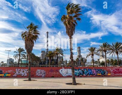 Fabriken, Palmen und Graffiti vor der Tür mitten in der Stadt Stockfoto