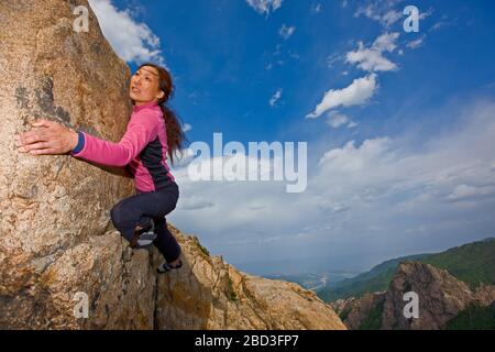 Kletterinnen beim Bouldern im Seroksan Nationalpark in Südkorea Stockfoto