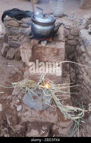 Das Kochen in einer Tonraketenküche in M'Hamid El Ghizlane oder Lamhamid Ghozlane ist eine kleine Oasenstadt in der Provinz Zagora in Drâa-Tafilalet in Marokko Stockfoto