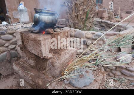 Das Kochen in einer Tonraketenküche in M'Hamid El Ghizlane oder Lamhamid Ghozlane ist eine kleine Oasenstadt in der Provinz Zagora in Drâa-Tafilalet in Marokko Stockfoto