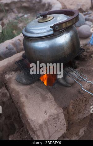 Das Kochen in einer Tonraketenküche in M'Hamid El Ghizlane oder Lamhamid Ghozlane ist eine kleine Oasenstadt in der Provinz Zagora in Drâa-Tafilalet in Marokko Stockfoto