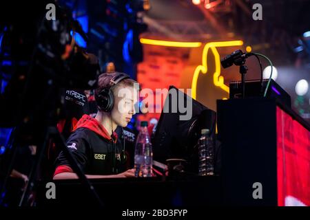 MOSKAU - DEZEMBER 23 2019: esports Counter-Strike: Global Offensive Event. Coach hilft Cyber-Sport-Profi Martin stavn Lund auf einer Bühne während Stockfoto