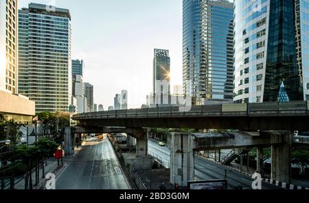 skytrain-Brücke am Bahnhof Chong Nonsi im Geschäftsviertel von Bangkok Stockfoto