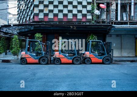 Gabelstapler auf leeren Straßen in der Patpong-Gegend von Bangkok geparkt Stockfoto