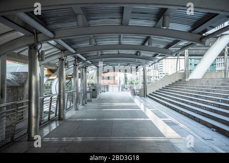 Leerer Gehweg an der Chong Nonsi Station im CBD-Viertel von Bangkok Stockfoto