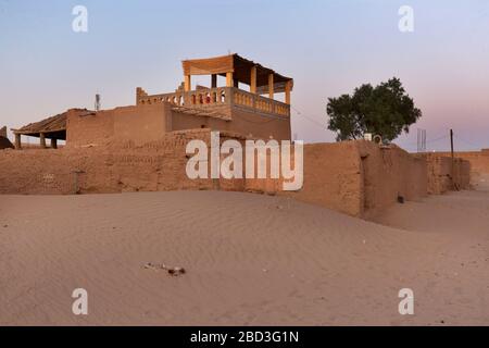 Blick auf M'Hamid El Ghizlane oder Lamhamid Ghozlane ist eine kleine Oasenstadt in der Provinz Zagora, Drâa-Tafilalet in Marokko, Afrika. Stockfoto