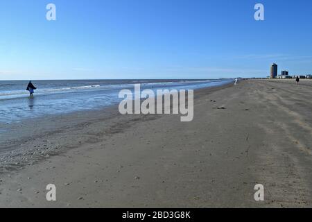 Schwarze Frauen in weißen Gewändern beten am Strand von Galveston, Texas Stockfoto