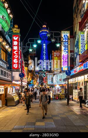 Osaka, Japan, August 2019 - Nachtansicht von Shinsekai, einem typischen Retro-Viertel rund um den Tsutenkaku Tower und berühmt für günstige Restaurants Stockfoto