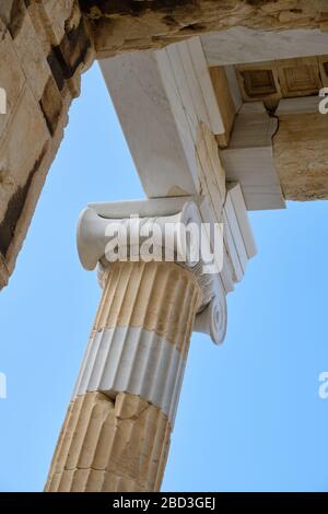 Athen, Griechenland - 16. FEBRUAR 2020 - Propyläa. Der imposante Eingang zur Akropolis. Stockfoto