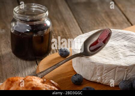 Blaubeeren und weicher Camembert-Käse. Französisches Frühstück Stockfoto