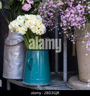 Designkarte mit weißen Narben. Rechteckiges Format. In der Nähe des Liberty-Ladens in London blüht eine Vielzahl von Farben. Große Blumensträuße in Zinnvasen. Wachsblüte Stockfoto