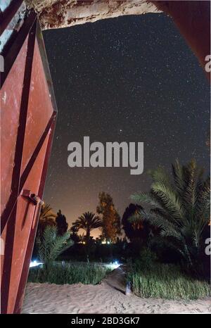 Sternenblick auf M'Hamid El Ghizlane oder Lamhamid Ghozlane in Marokko, Afrika. Stockfoto