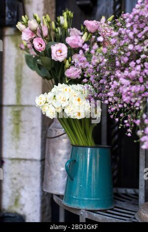 Designkarte mit weißen Narben. Rechteckiges Format. In der Nähe des Liberty-Ladens in London blüht eine Vielzahl von Farben. Große Blumensträuße in Zinnvasen. Wachsblüte Stockfoto