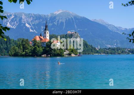 Wundervolle Aussicht auf den Bleder See mit der Mariä Himmelfahrt gewidmeten Kirche auf einer kleinen Insel, Julischen Alpen, Slowenien Stockfoto