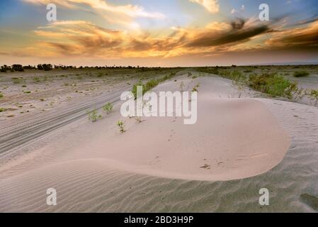 Sonnenuntergang vor den Toren der Wüste Sahara in M'Hamid El Ghizlane, Marokko. Stockfoto