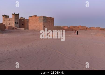 Blick auf M'Hamid El Ghizlane oder Lamhamid Ghozlane ist eine kleine Oasenstadt in der Provinz Zagora, Drâa-Tafilalet in Marokko, Afrika. Stockfoto