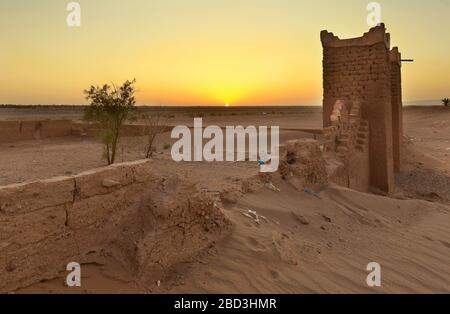 Sonnenuntergang auf M'Hamid El Ghizlane oder Lamhamid Ghozlane ist eine kleine Oasenstadt in der Provinz Zagora, Drâa-Tafilalet in Marokko, Afrika. Stockfoto