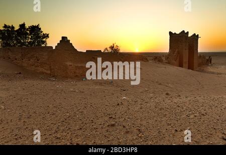 Sonnenuntergang auf M'Hamid El Ghizlane oder Lamhamid Ghozlane ist eine kleine Oasenstadt in der Provinz Zagora, Drâa-Tafilalet in Marokko, Afrika. Stockfoto