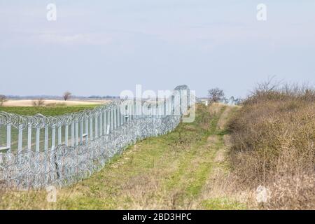 Grenzzaun zwischen Rastina (Serbien) & Bacsszentgyorgy (Ungarn). Diese Grenze wurde im Jahr 2015 gebaut, um die ankommenden Flüchtlinge & Migrantinnen während zu stoppen Stockfoto