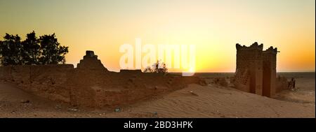 Sonnenuntergang auf M'Hamid El Ghizlane oder Lamhamid Ghozlane ist eine kleine Oasenstadt in der Provinz Zagora, Drâa-Tafilalet in Marokko, Afrika. Stockfoto