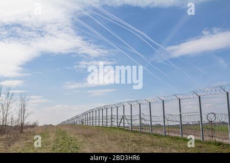 Grenzzaun zwischen Rastina (Serbien) & Bacsszentgyorgy (Ungarn). Diese Grenze wurde im Jahr 2015 gebaut, um die ankommenden Flüchtlinge & Migrantinnen während zu stoppen Stockfoto