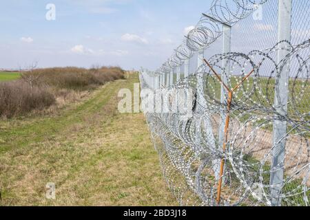 Grenzzaun zwischen Rastina (Serbien) & Bacsszentgyorgy (Ungarn). Diese Grenze wurde im Jahr 2015 gebaut, um die ankommenden Flüchtlinge & Migrantinnen während zu stoppen Stockfoto