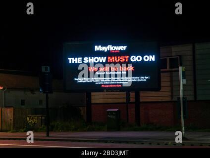 Ein digitales Werbeschild für das Mayflower Theatre in Southampton lautet "The Show Must Go On" während des Coronavirus Lockdowns auf dem Höhepunkt der Covid-19-Pandemie im April 2020, Southampton, England, Großbritannien Stockfoto