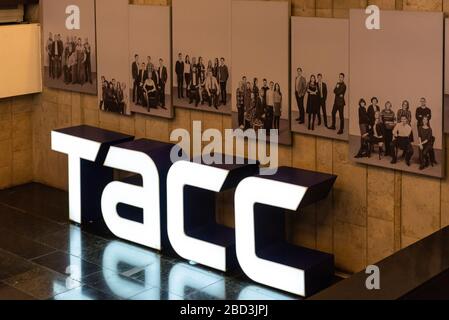 TASS-Nachrichtenagentur. Lobby im Gebäude der Agentur. Die Aufschrift "TASS" in großen leuchtenden Buchstaben. Stockfoto